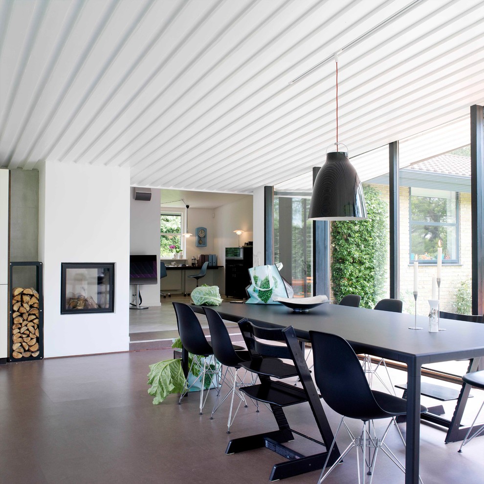 Источник вдохновения для домашнего уюта: большая столовая в стиле модернизм с белыми стенами, полом из линолеума и коричневым полом
