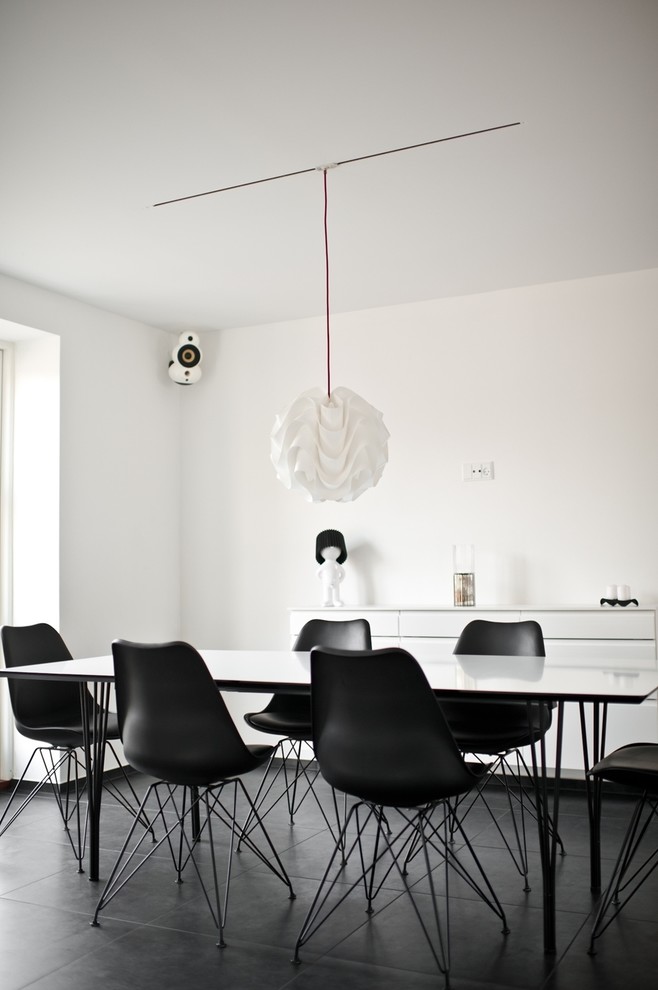 Idee per una sala da pranzo minimalista chiusa e di medie dimensioni con pareti bianche, pavimento con piastrelle in ceramica e nessun camino