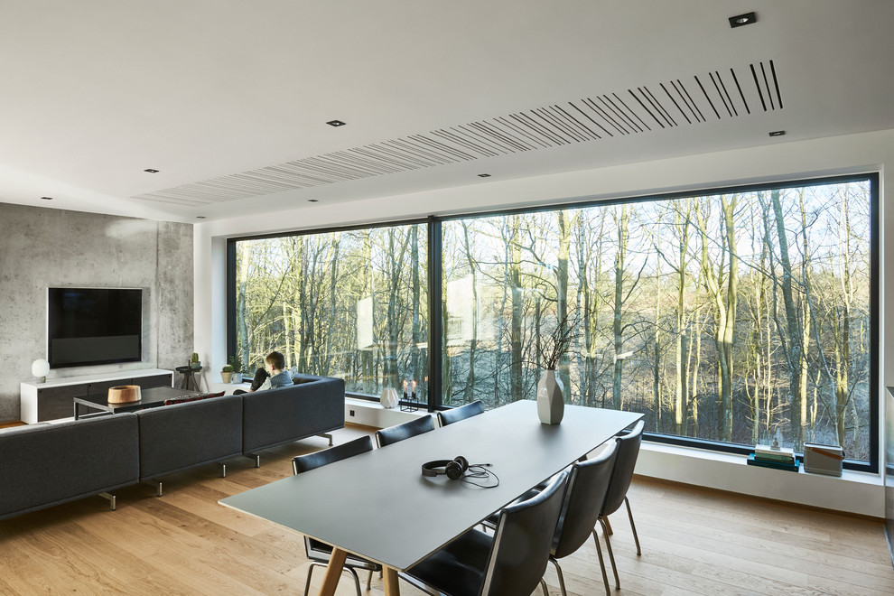Modernes Esszimmer mit braunem Holzboden in Aarhus