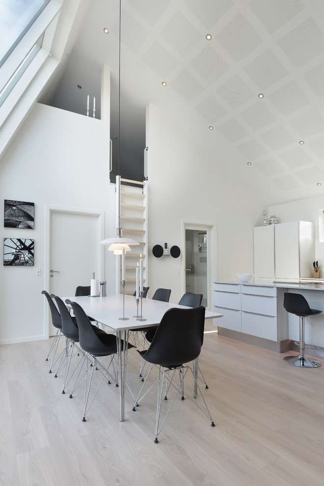 Стильный дизайн: кухня-столовая среднего размера в скандинавском стиле с белыми стенами и светлым паркетным полом без камина - последний тренд