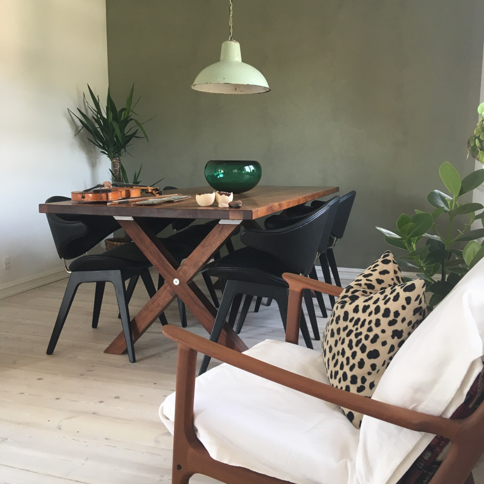 Источник вдохновения для домашнего уюта: столовая в стиле рустика с зелеными стенами, подвесным камином и белым полом