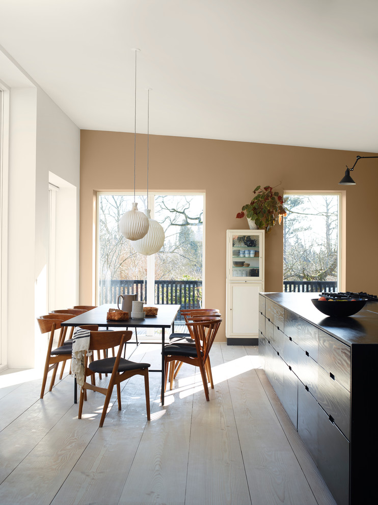 Ispirazione per una sala da pranzo aperta verso il soggiorno scandinava con pareti beige e parquet chiaro
