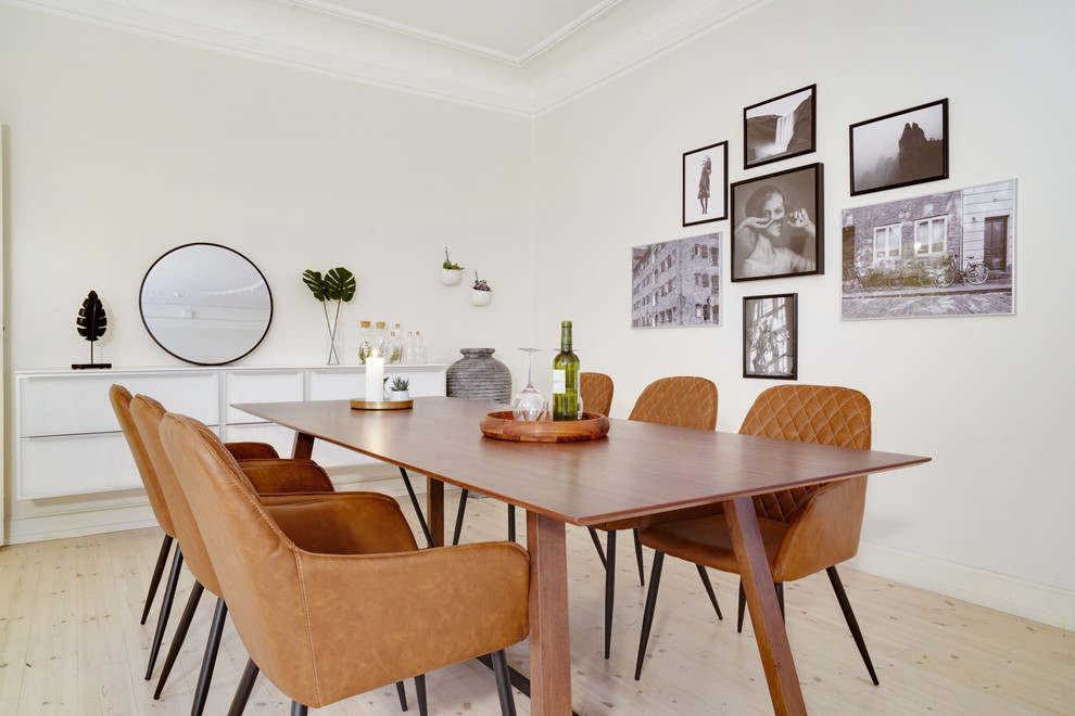 Idee per una grande sala da pranzo aperta verso il soggiorno scandinava con pareti bianche, parquet chiaro e pavimento beige