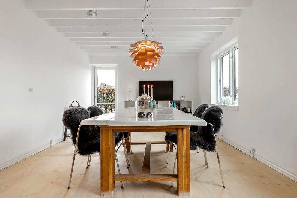 Idéer för att renovera en mellanstor minimalistisk matplats, med vita väggar, ljust trägolv och beiget golv