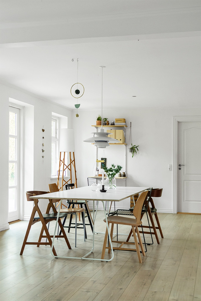 Foto på en minimalistisk separat matplats, med vita väggar, ljust trägolv och beiget golv