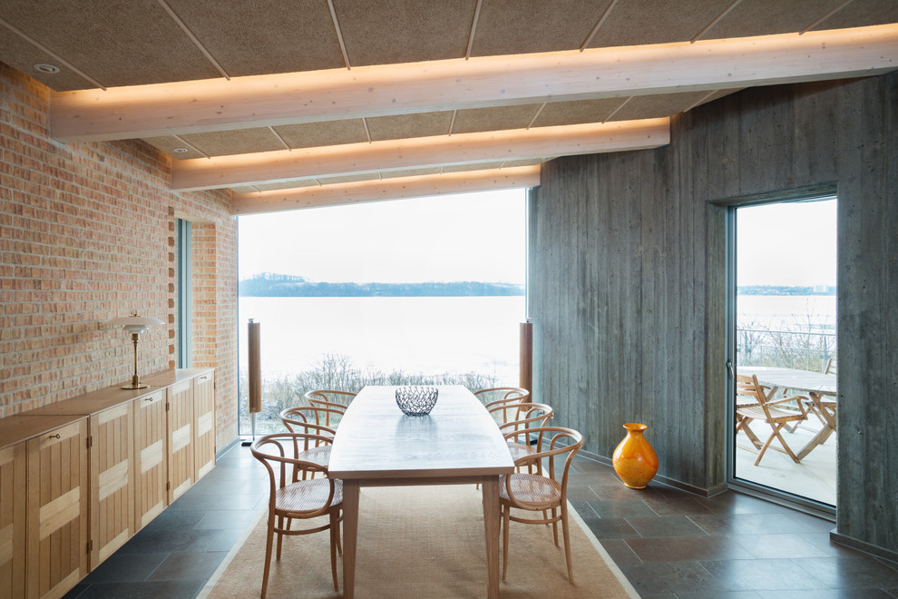 Geschlossenes, Mittelgroßes Modernes Esszimmer ohne Kamin mit bunten Wänden und grauem Boden in Esbjerg