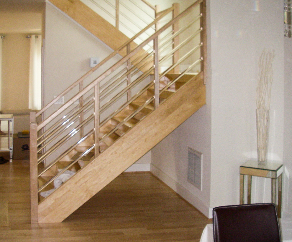 Свежая идея для дизайна: п-образная лестница среднего размера в стиле модернизм с деревянными ступенями и стеклянными перилами - отличное фото интерьера