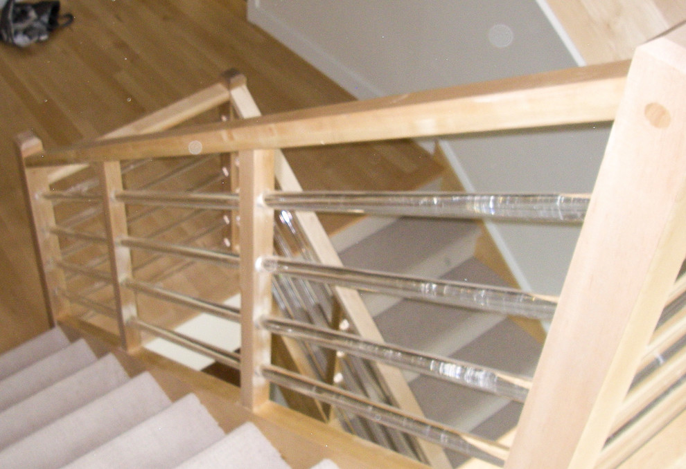 Modelo de escalera en U moderna de tamaño medio con escalones de madera y barandilla de vidrio
