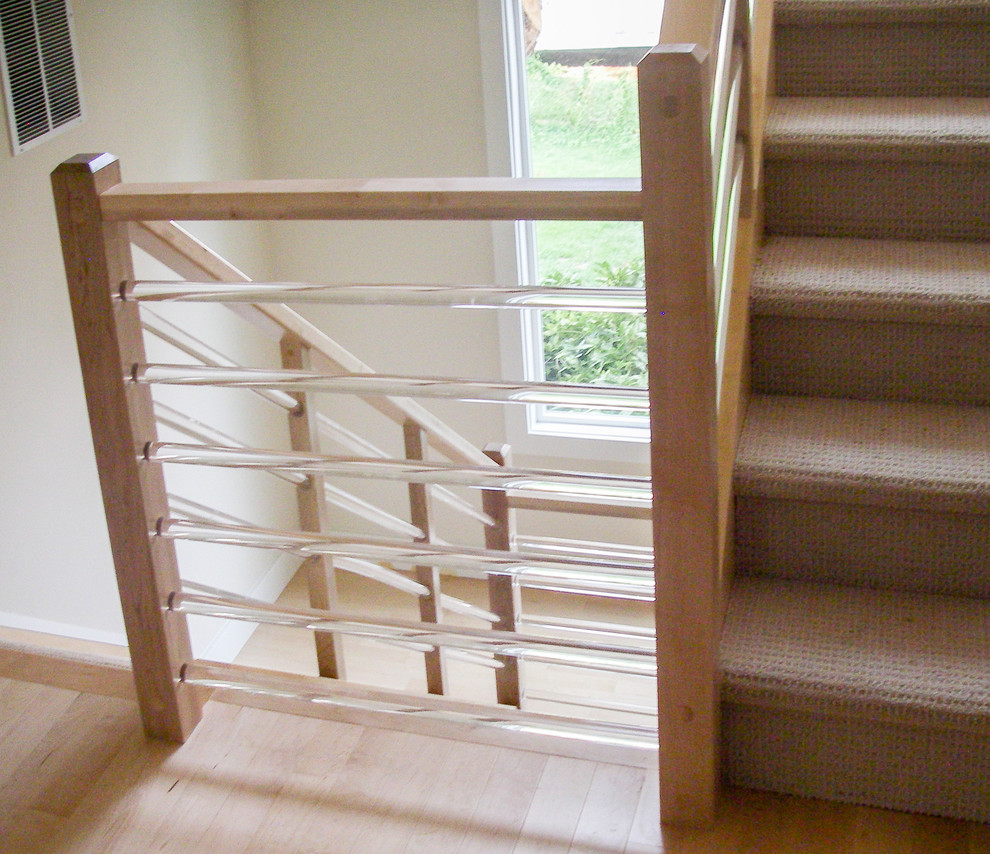 Стильный дизайн: п-образная лестница среднего размера в стиле модернизм с деревянными ступенями и стеклянными перилами - последний тренд