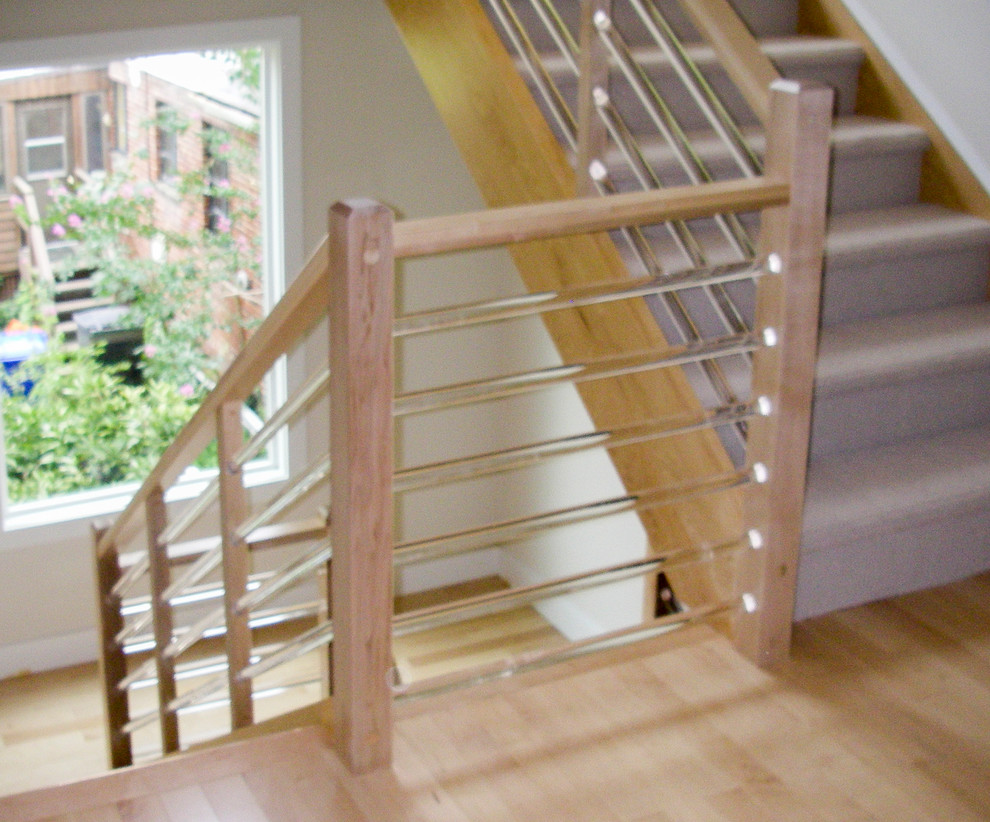 Пример оригинального дизайна: п-образная лестница среднего размера в стиле модернизм с деревянными ступенями и стеклянными перилами