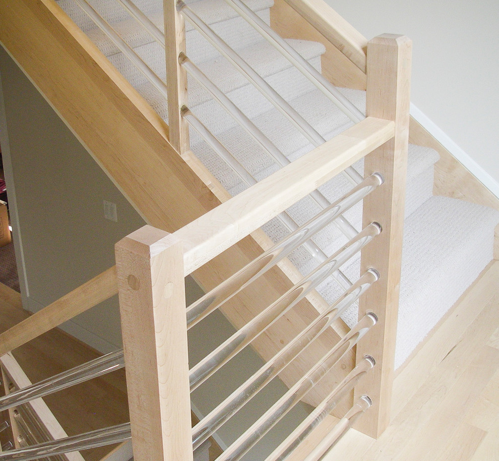 Идея дизайна: п-образная лестница среднего размера в стиле модернизм с деревянными ступенями и стеклянными перилами