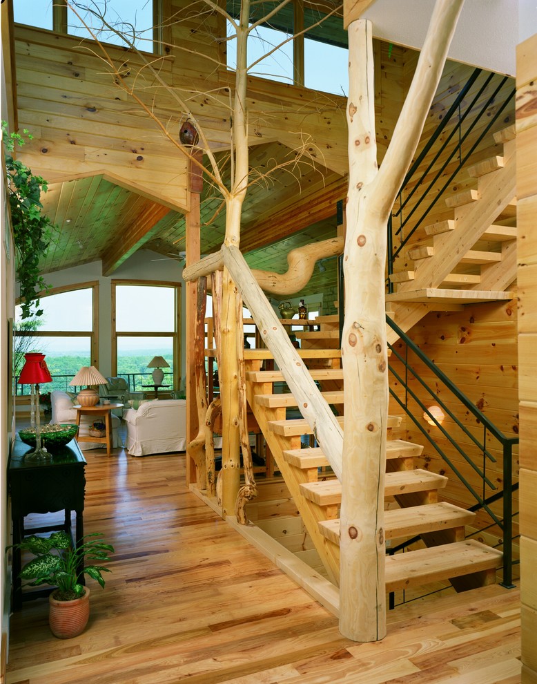 На фото: п-образная лестница среднего размера в стиле кантри с деревянными ступенями без подступенок