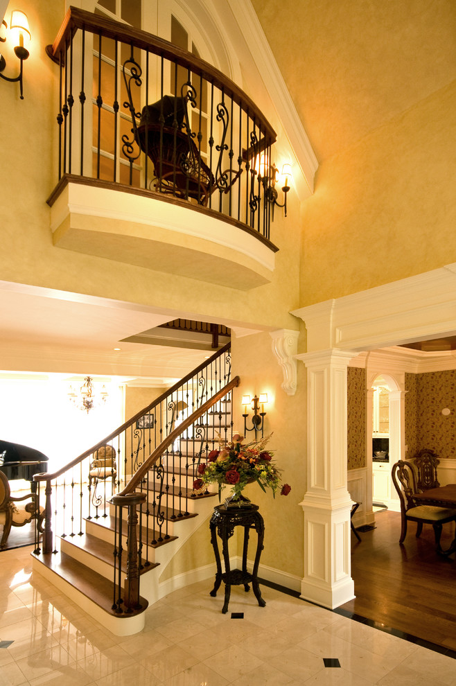 Стильный дизайн: большая прямая лестница в классическом стиле с деревянными ступенями, крашенными деревянными подступенками и деревянными перилами - последний тренд