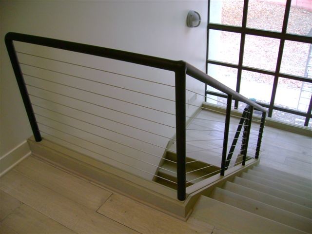 Foto de escalera en U industrial de tamaño medio con escalones de madera, contrahuellas de madera y barandilla de varios materiales