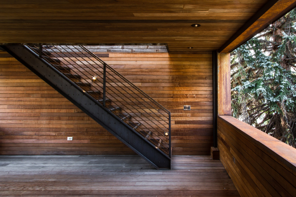 Источник вдохновения для домашнего уюта: лестница в стиле лофт с металлическими ступенями без подступенок