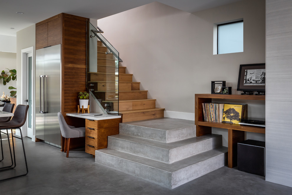 Пример оригинального дизайна: деревянная лестница в современном стиле с деревянными ступенями и стеклянными перилами