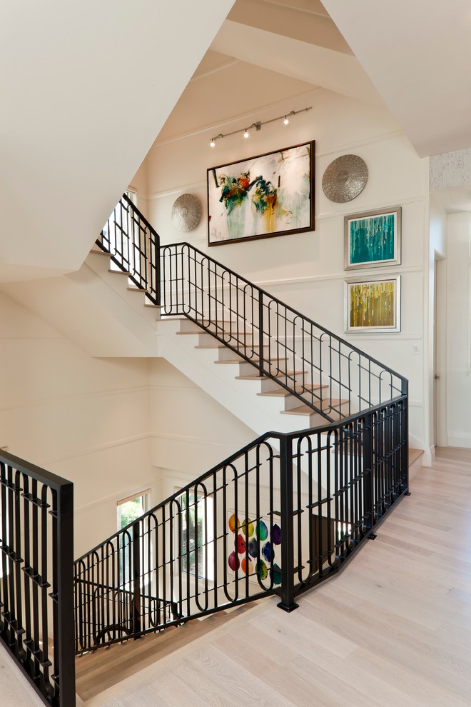 Cette image montre un escalier traditionnel en U avec des marches en bois, des contremarches en bois et éclairage.