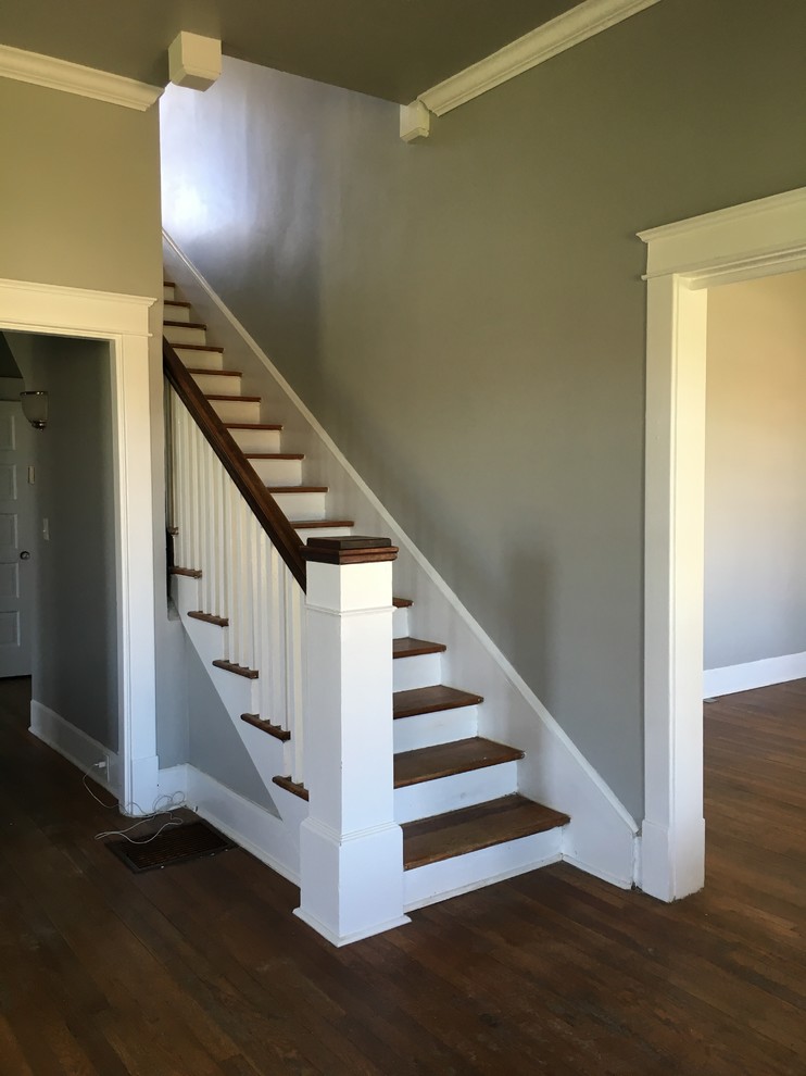 Ejemplo de escalera recta campestre de tamaño medio con escalones de madera y contrahuellas de madera pintada