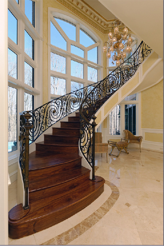 Стильный дизайн: огромная деревянная лестница на больцах в классическом стиле с деревянными ступенями и перилами из смешанных материалов - последний тренд