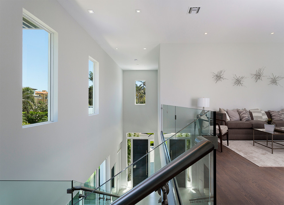Свежая идея для дизайна: прямая лестница среднего размера в стиле модернизм с стеклянными подступенками и металлическими перилами - отличное фото интерьера
