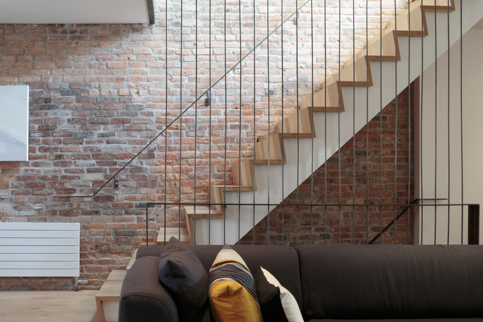 На фото: прямая деревянная лестница среднего размера в стиле модернизм с деревянными ступенями и металлическими перилами