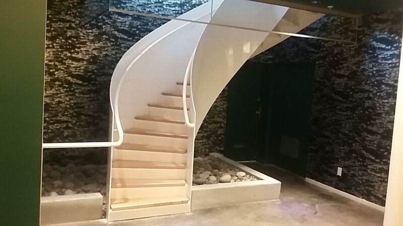 Свежая идея для дизайна: винтовая лестница среднего размера в современном стиле с деревянными ступенями и крашенными деревянными подступенками - отличное фото интерьера