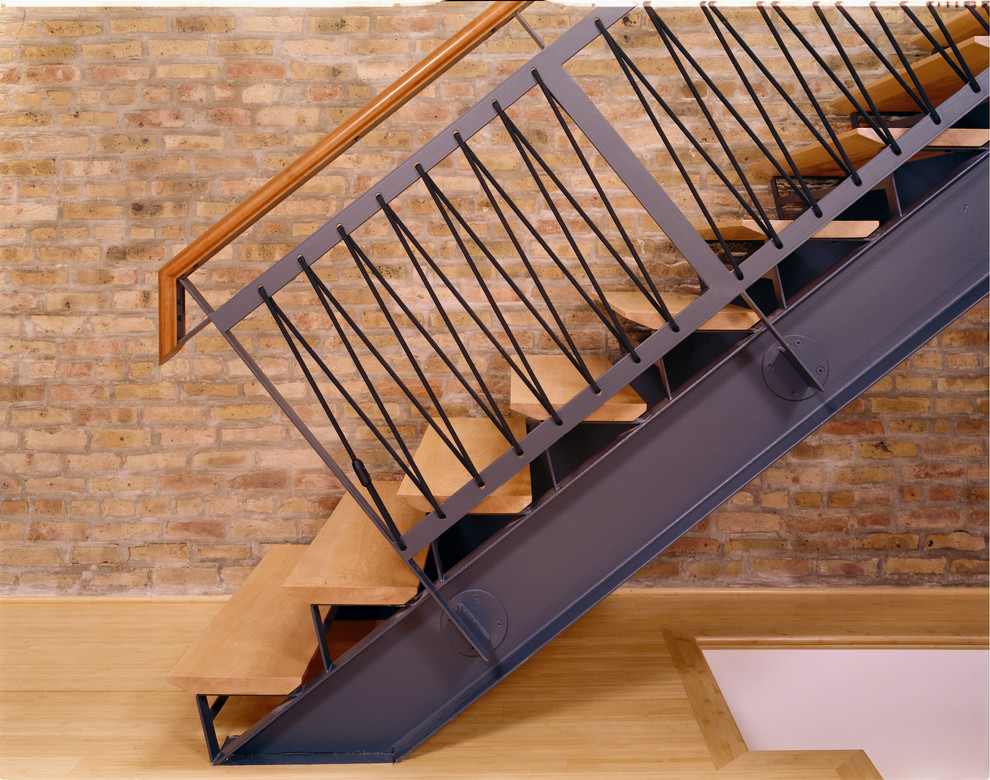 Imagen de escalera recta contemporánea grande sin contrahuella con escalones de madera y barandilla de madera