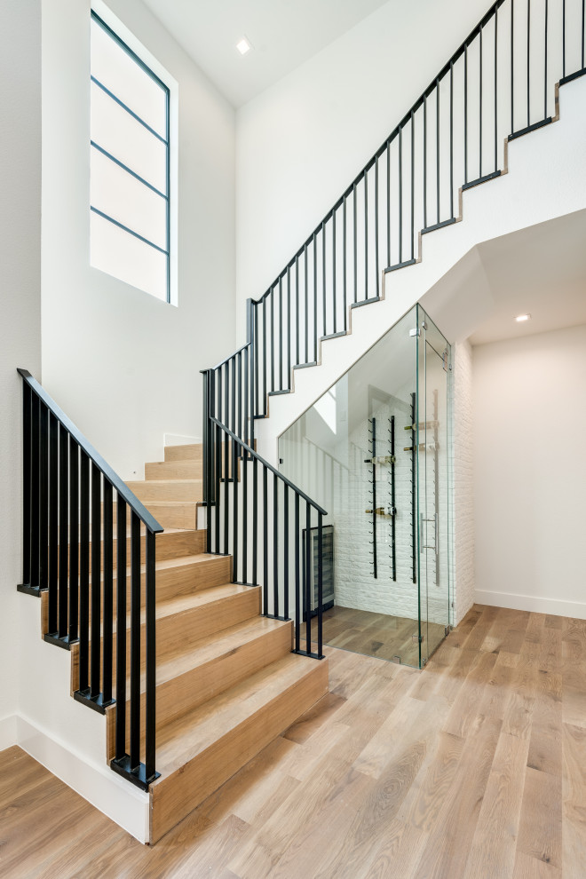 Идея дизайна: угловая деревянная лестница в современном стиле с деревянными ступенями и металлическими перилами