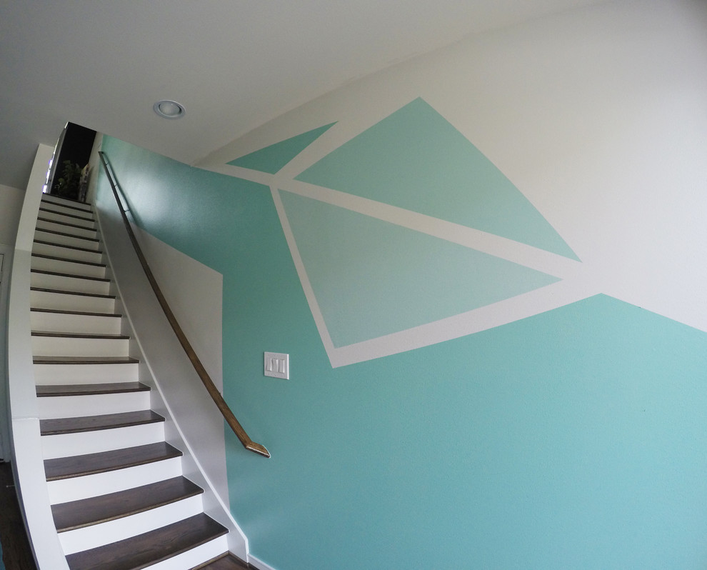 Inspiration pour un escalier peint droit minimaliste de taille moyenne avec des marches en bois et un garde-corps en bois.