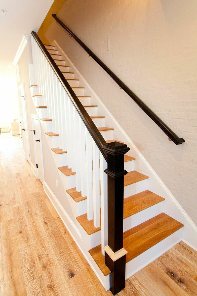 Стильный дизайн: прямая деревянная лестница в классическом стиле с деревянными ступенями - последний тренд