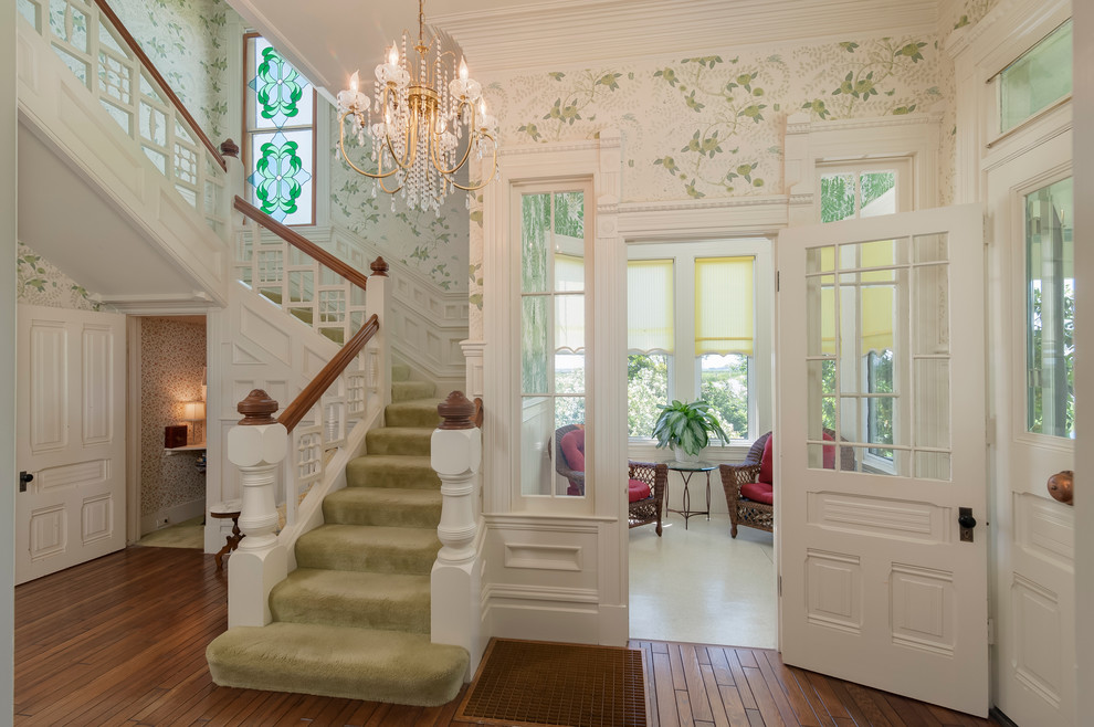 Стильный дизайн: лестница в классическом стиле с ступенями с ковровым покрытием и ковровыми подступенками - последний тренд