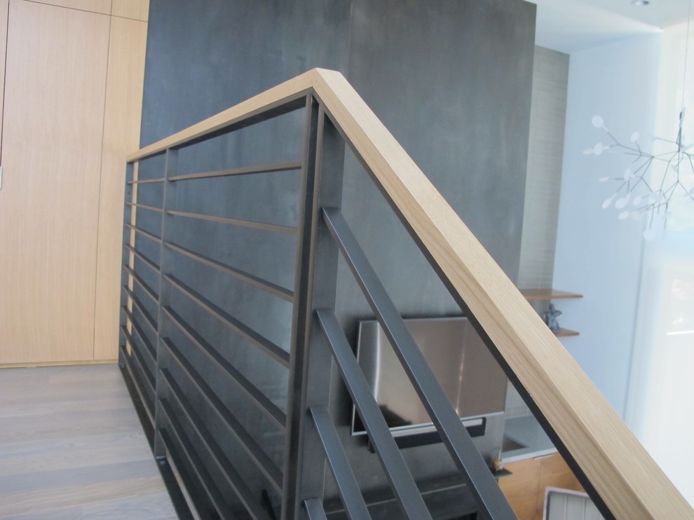 Idéer för en modern u-trappa i trä, med öppna sättsteg och räcke i metall
