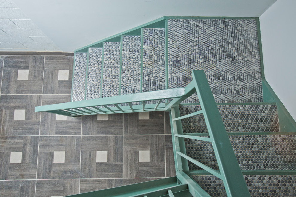 Источник вдохновения для домашнего уюта: п-образная металлическая лестница среднего размера в стиле модернизм с ступенями из плитки