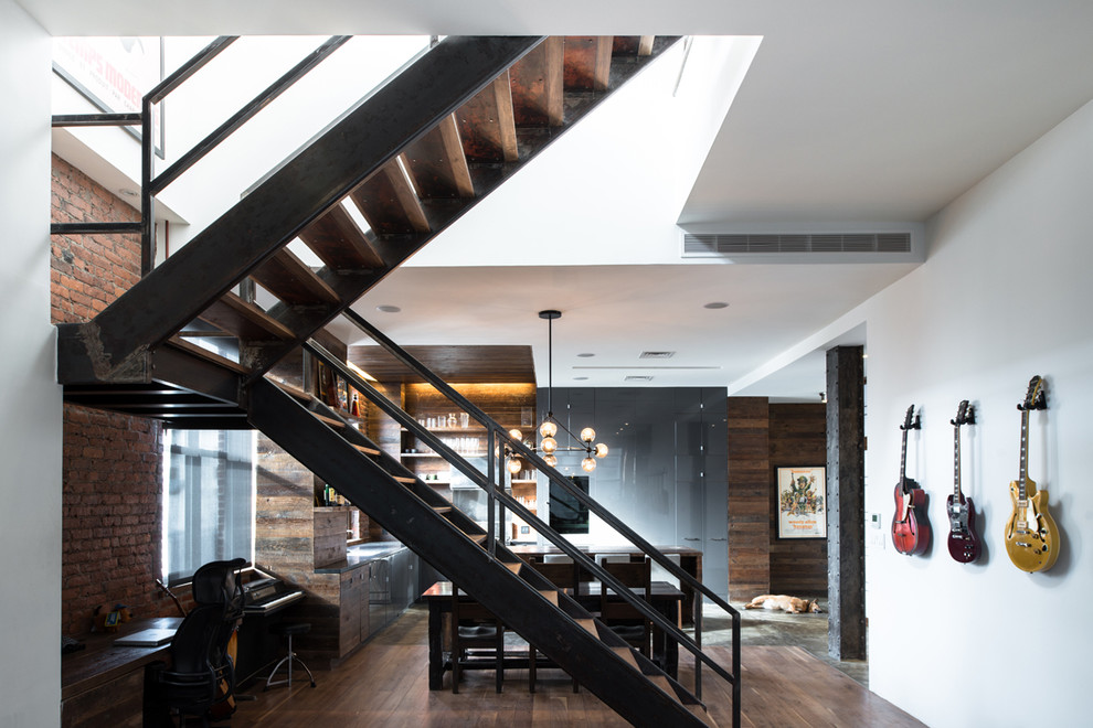 Источник вдохновения для домашнего уюта: п-образная лестница среднего размера в стиле лофт с деревянными ступенями и металлическими перилами без подступенок