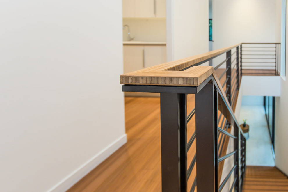 Modelo de escalera recta minimalista de tamaño medio sin contrahuella con escalones de madera