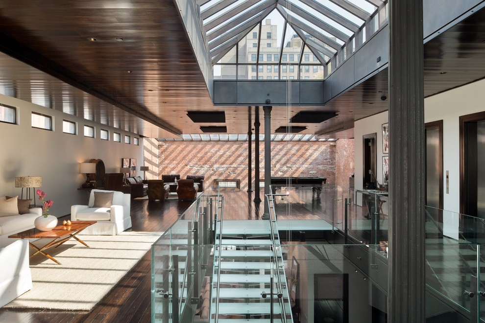Moderne Glastreppe mit offenen Setzstufen in New York