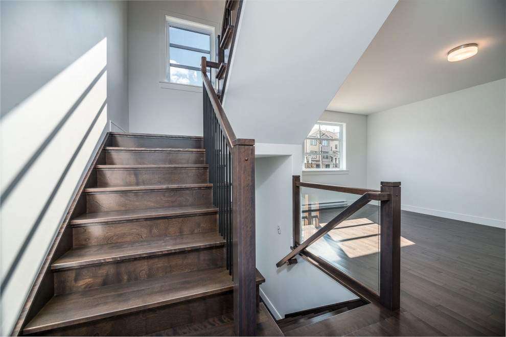 Mittelgroße Moderne Holztreppe mit Holz-Setzstufen und Mix-Geländer in Sonstige