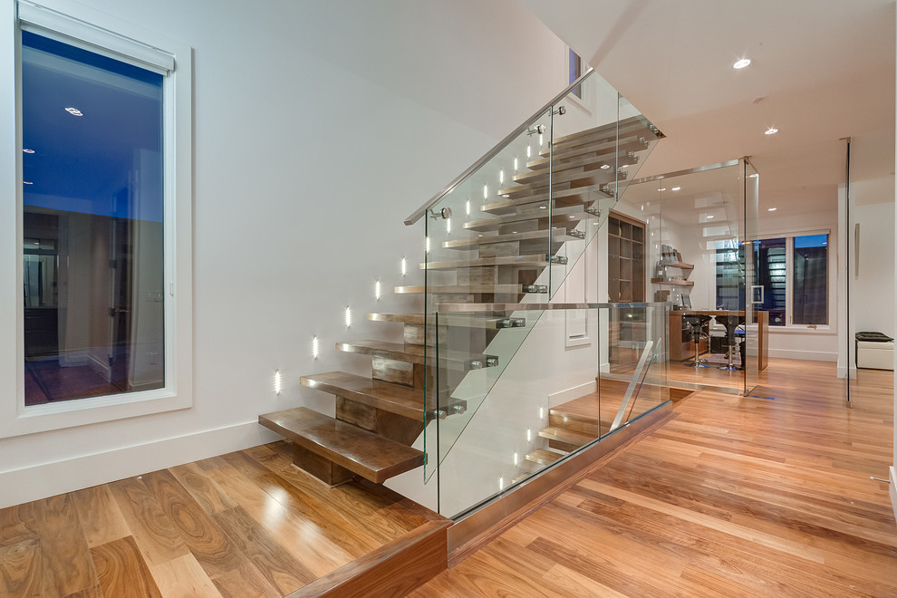 Пример оригинального дизайна: прямая лестница в стиле модернизм с деревянными ступенями без подступенок