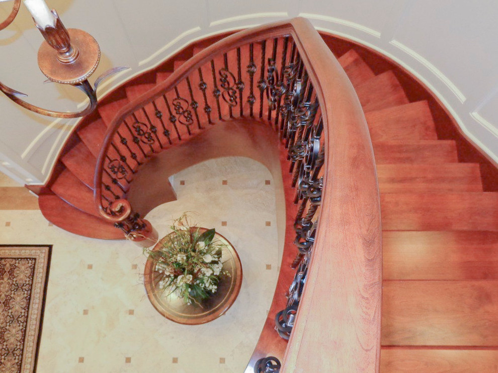 На фото: деревянная лестница на больцах, среднего размера в классическом стиле с деревянными ступенями и перилами из смешанных материалов