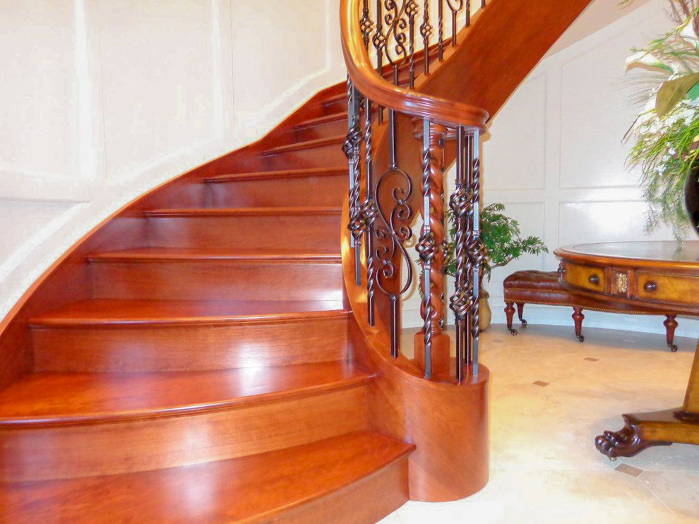 Cette photo montre un escalier flottant chic de taille moyenne avec des marches en bois, des contremarches en bois et un garde-corps en matériaux mixtes.
