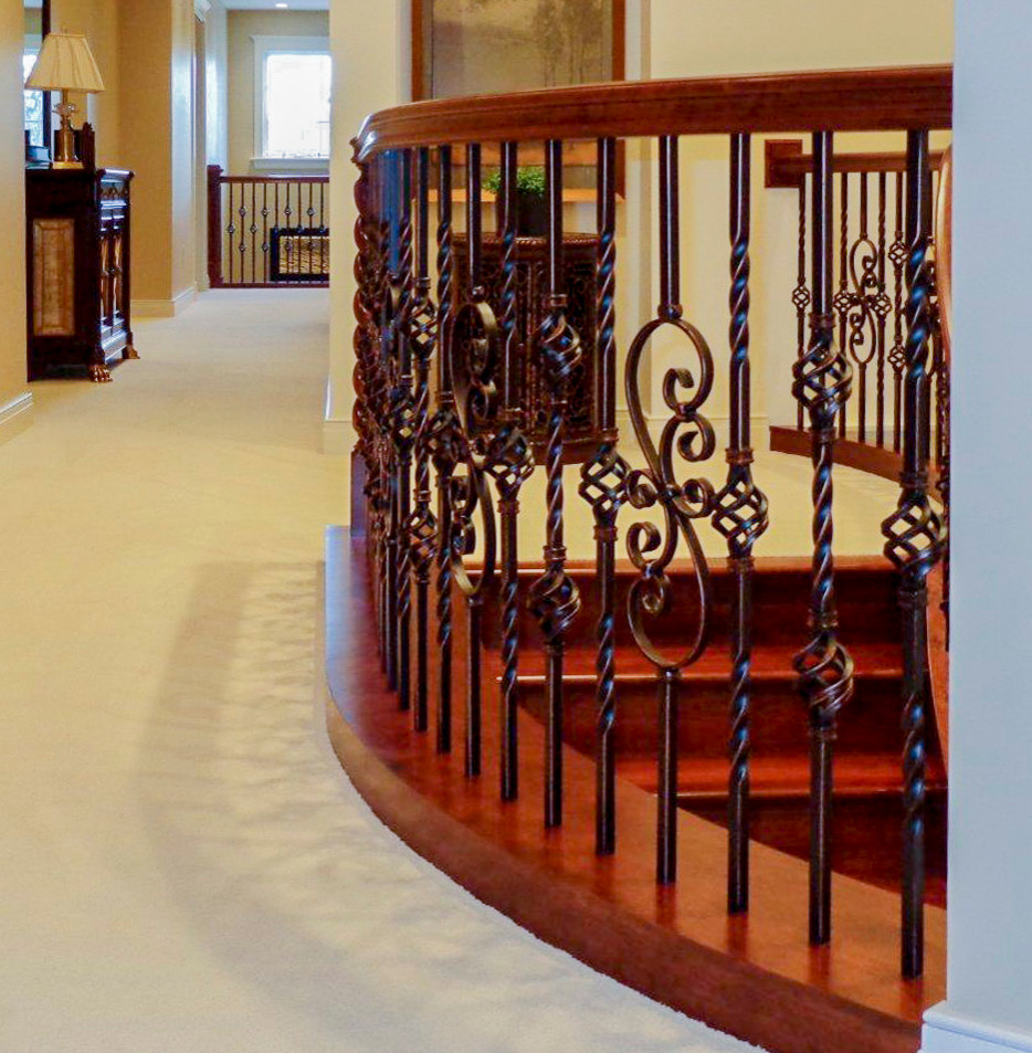 Ejemplo de escalera suspendida clásica de tamaño medio con escalones de madera, contrahuellas de madera y barandilla de varios materiales