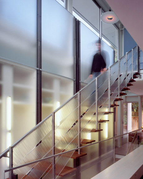 Свежая идея для дизайна: прямая лестница в современном стиле с деревянными ступенями и перилами из смешанных материалов - отличное фото интерьера