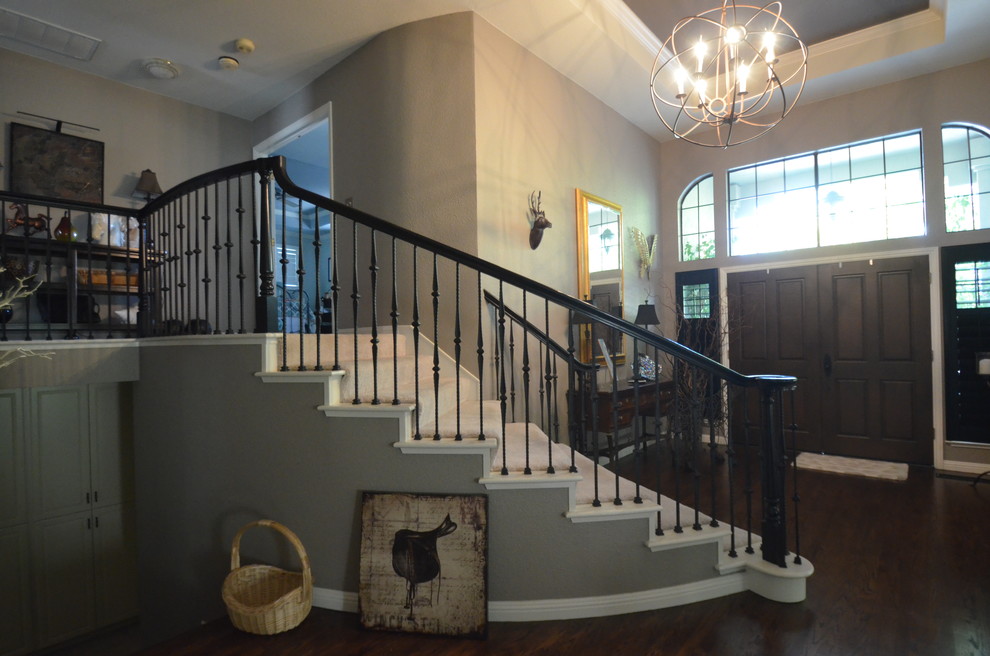 Стильный дизайн: изогнутая лестница в стиле неоклассика (современная классика) с ступенями с ковровым покрытием и ковровыми подступенками - последний тренд