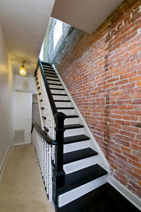 ワシントンD.C.にある中くらいなトラディショナルスタイルのおしゃれな直階段 (フローリングの蹴込み板) の写真