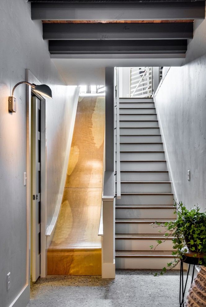 Пример оригинального дизайна: прямая лестница среднего размера в стиле фьюжн с деревянными ступенями без подступенок