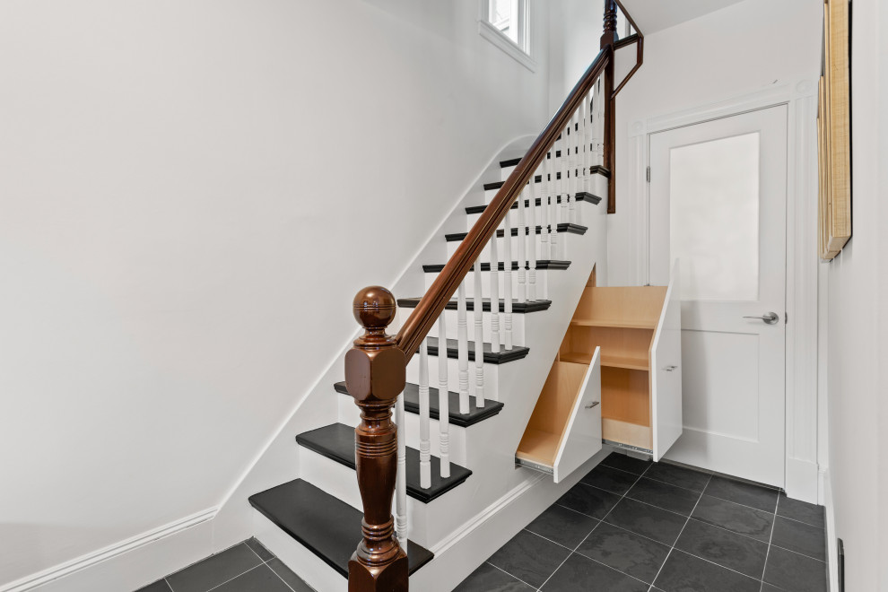 Immagine di una scala a "L" minimalista di medie dimensioni con pedata in legno, alzata in legno verniciato e parapetto in legno