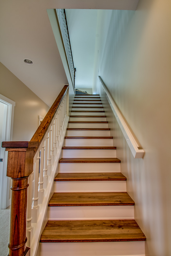 Foto de escalera recta romántica con escalones de madera y contrahuellas de madera pintada