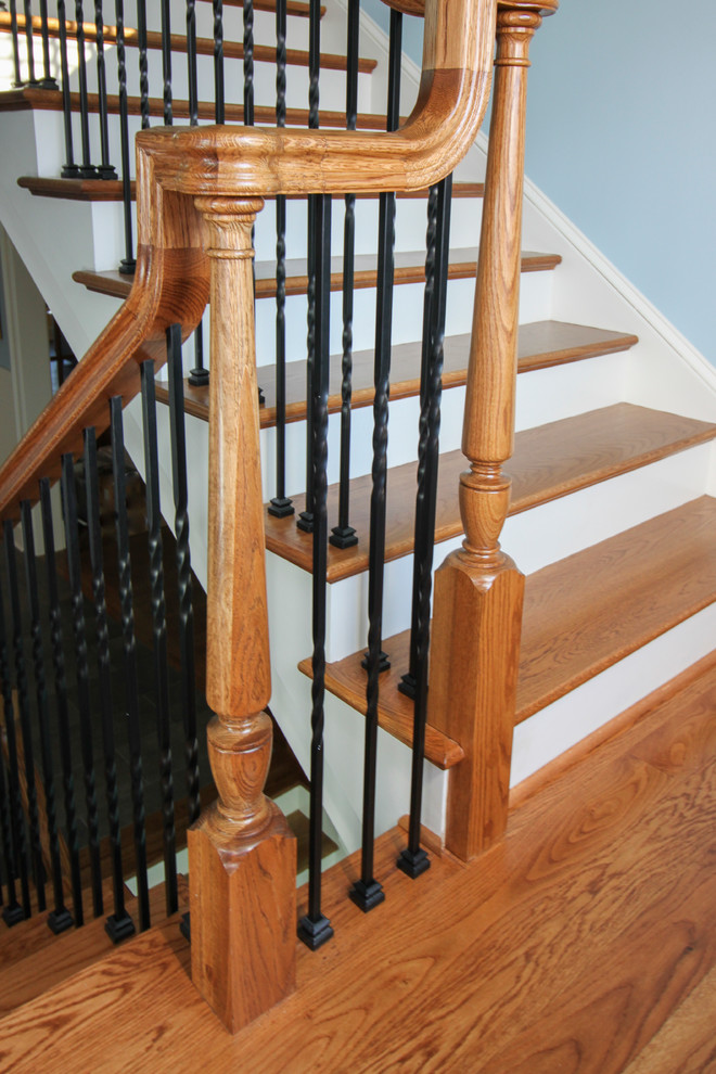 Источник вдохновения для домашнего уюта: огромная винтовая деревянная лестница в классическом стиле с деревянными ступенями и металлическими перилами