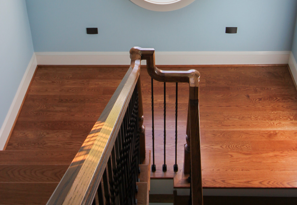 Стильный дизайн: огромная винтовая деревянная лестница в классическом стиле с деревянными ступенями и металлическими перилами - последний тренд