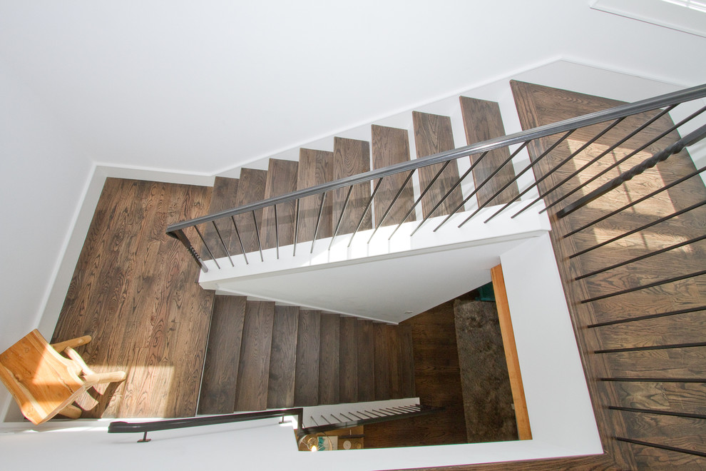 Modelo de escalera en U costera de tamaño medio con escalones de madera y contrahuellas de madera pintada